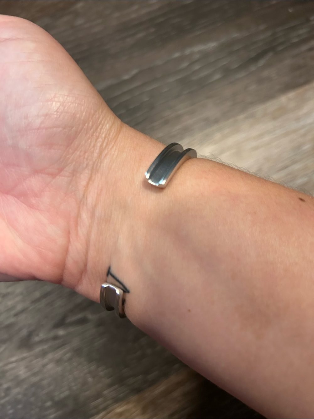 Hair Tie Holder Metal Bangle Bracelet - Picture 4 of 5